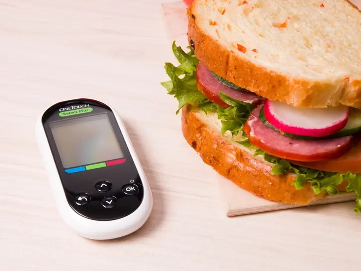 glucose-meter-healthy-sandwich-wooden-table-blood-sugar-control-diet Glikémiás index: vércukor és anyagcsere Hormontámogatás 