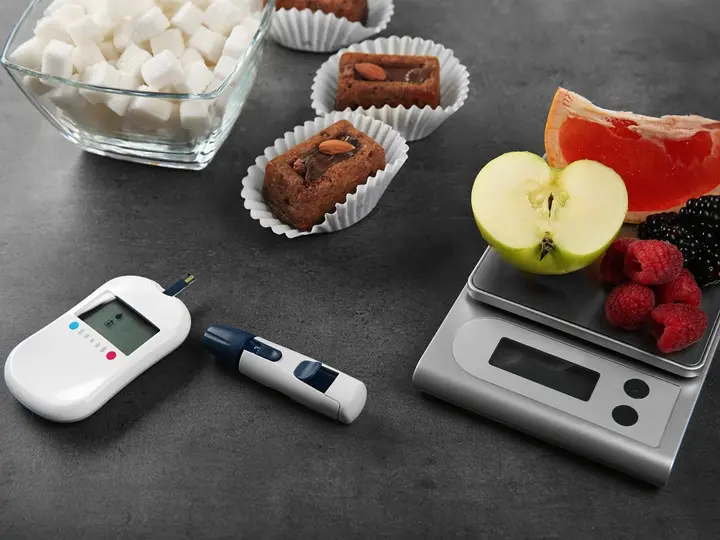 glucose-meter-with-fruits-cookies-table Glikémiás index: vércukor és anyagcsere Hormontámogatás 