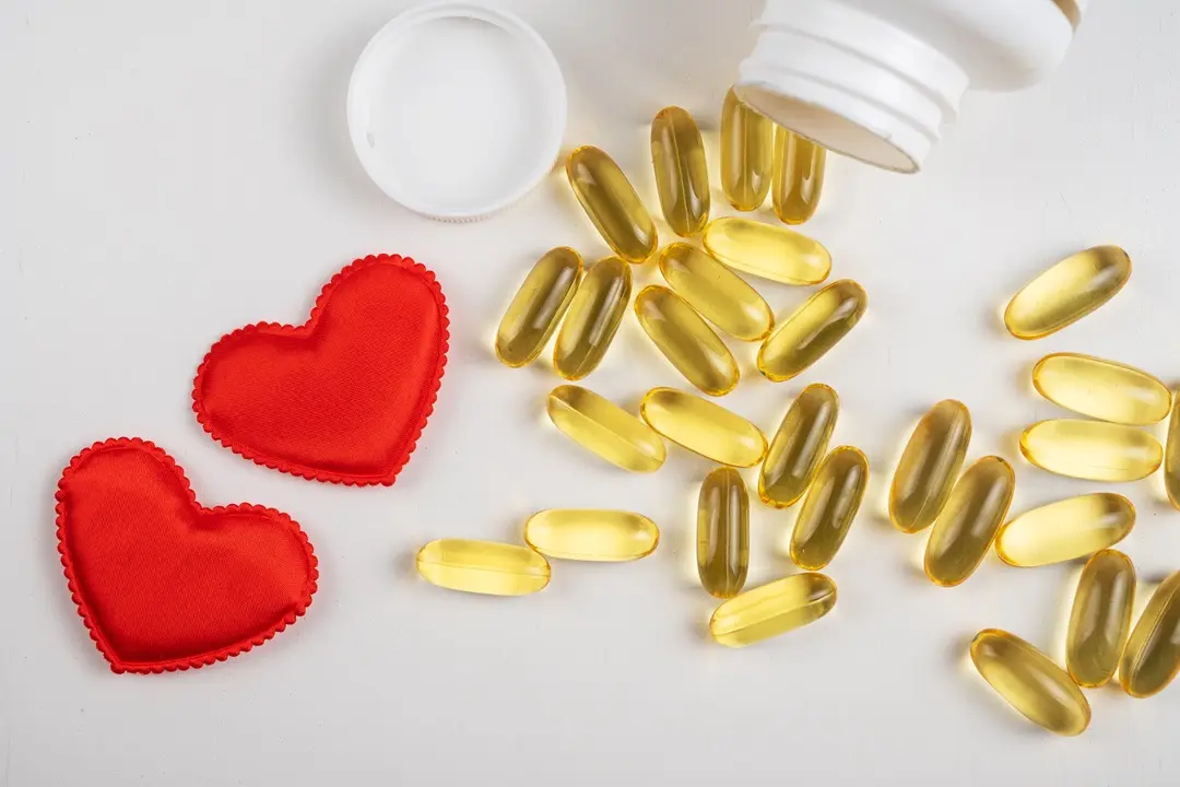 gold-fish-oil-isolated-white-background-with-red-hearts-pile-fish-oil-with-omega-acid-concept Omega-6 - Omega-3 arány – A modern étrend csapdája Immunrendszer 