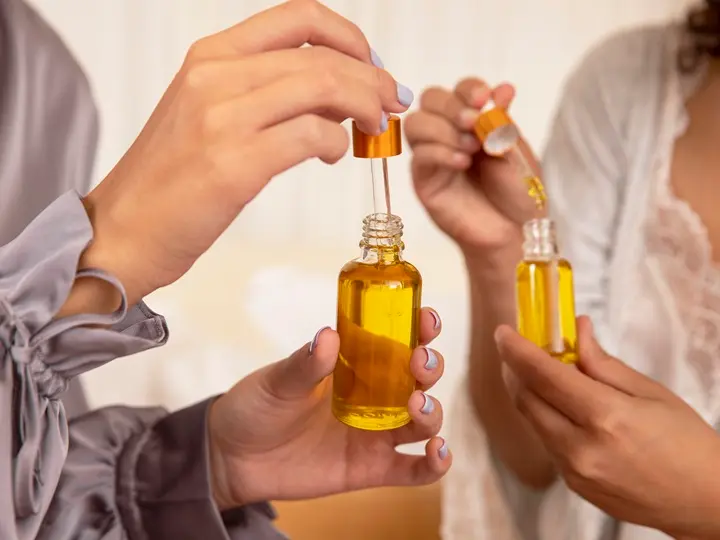 hands-holding-serum-containers-close-up Szépülj argán olajjal! 4 jótékony hatás Szépség 