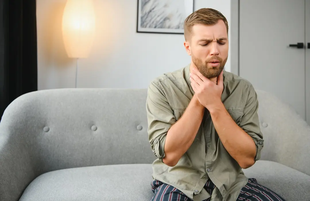 handsome-man-having-sore-throat-his-home A tüszős mandulagyulladás: 9 fontos tudnivaló Immunrendszer 