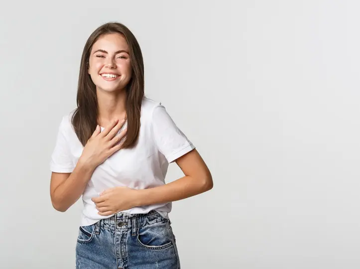happy-beautiful-girl-laughing-touching-chest-looking-thankful Hisztamin intolerancia: Tünetek, okok és diéta Emésztés 