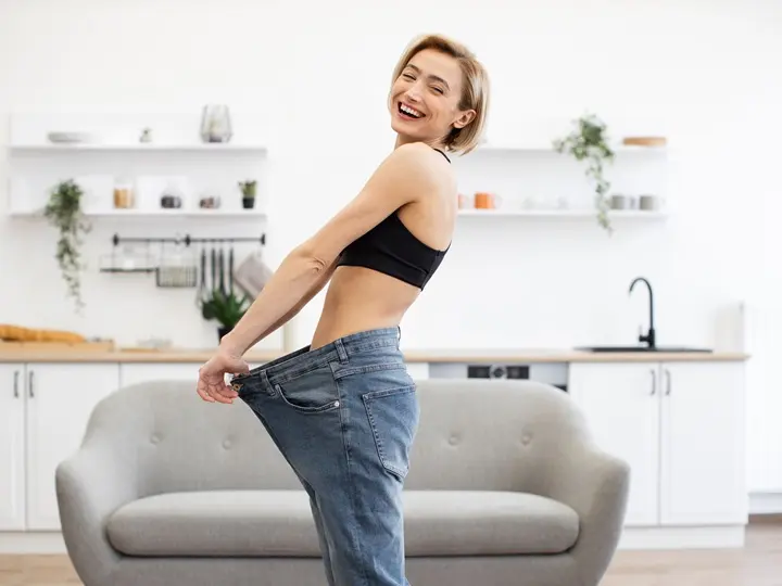 happy-woman-celebrating-weight-loss-large-jeans-home Ingadozó vércukorszint: Ezért nehéz a fogyás! Hormontámogatás 