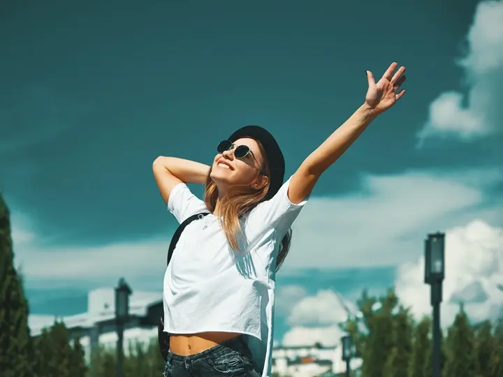 happy-young-woman-enjoying-vacation 5 boldogsághormon a jó hangulatért! Mentális egészség 