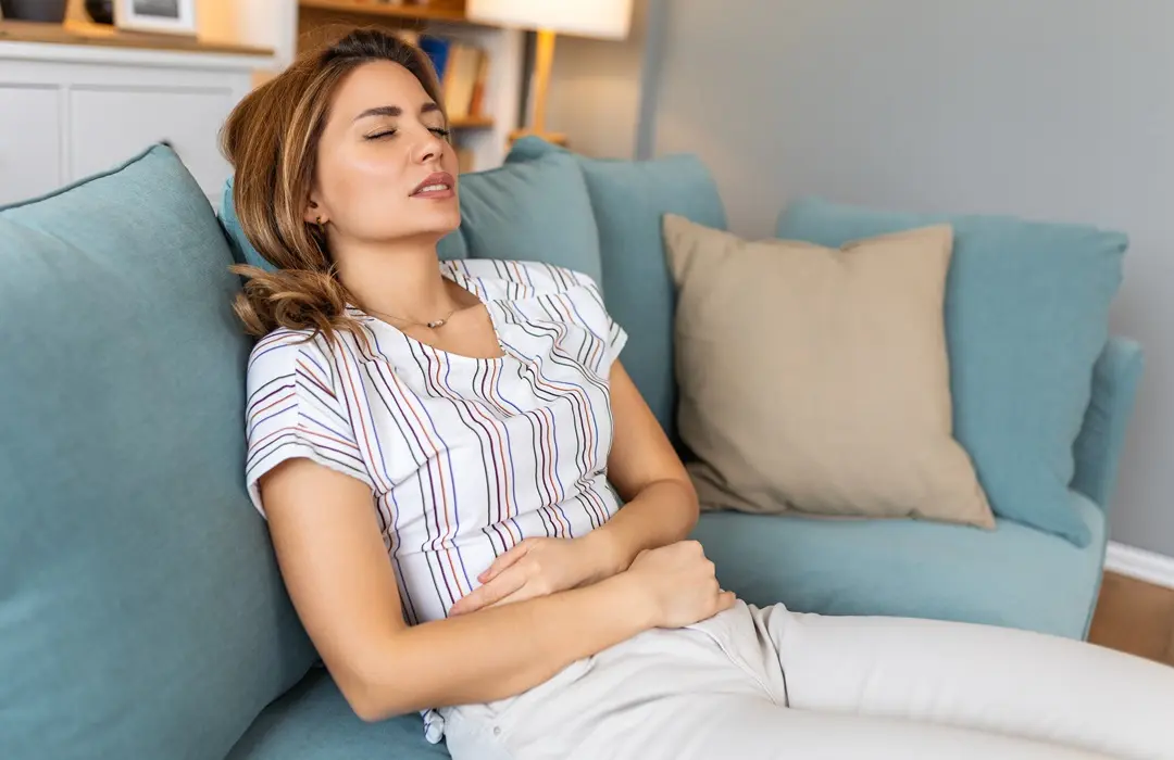 hasfajas-stressztol Hasfájás stressz miatt: mi történik a szervezetedben? Emésztés 