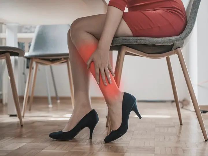 health-care-concept-woman-suffering-from-pain-heel-closeup Mi az a nehézláb-érzés? Mitől? Mit tehetünk? Fáradtság. kimerültség 