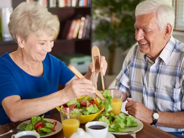 healthy-breakfast-eaten-by-senior-couple Mi a teendő köszvény esetén? Méregtelenítés 
