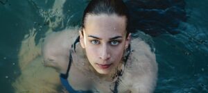 high-angle-female-swimmer-posing-water-300x134 Cikkajánló 