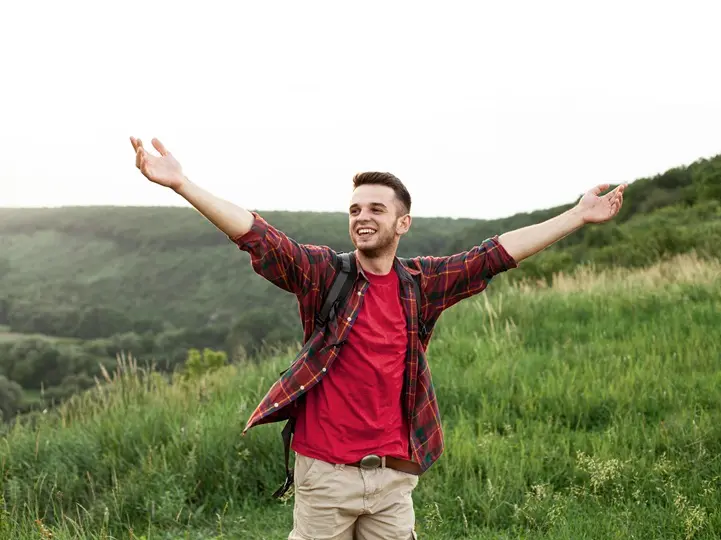 high-angle-man-with-arms-raised 5 boldogsághormon a jó hangulatért! Mentális egészség 