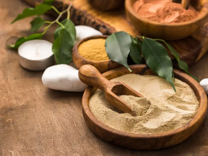 high-angle-selection-fine-powders-bowls-with-leaves-stones Adaptogén gyógynövények a stressz ellen Idegrendszer 