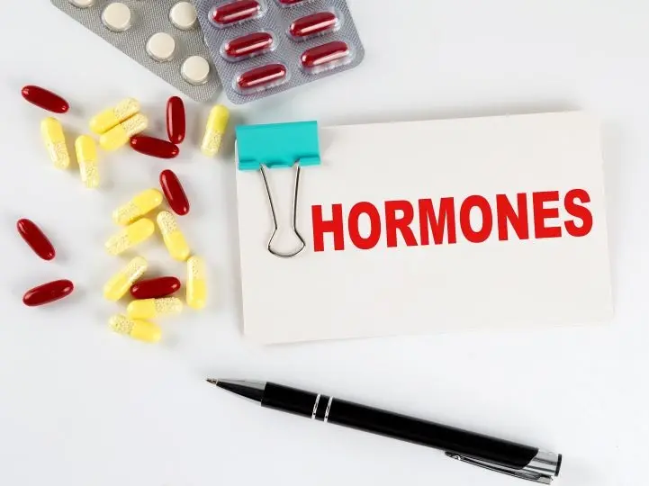 hormones-text-written-card-with-pills-medical-concept A B-vitaminok és hormonrendszer Hormontámogatás 