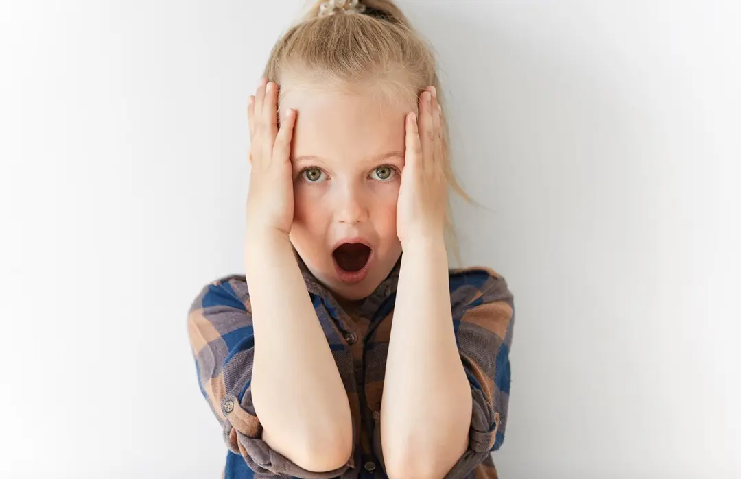 little-blonde-girl-wearing-striped-shirt ADHD tünetei és kezelése Mentális egészség 