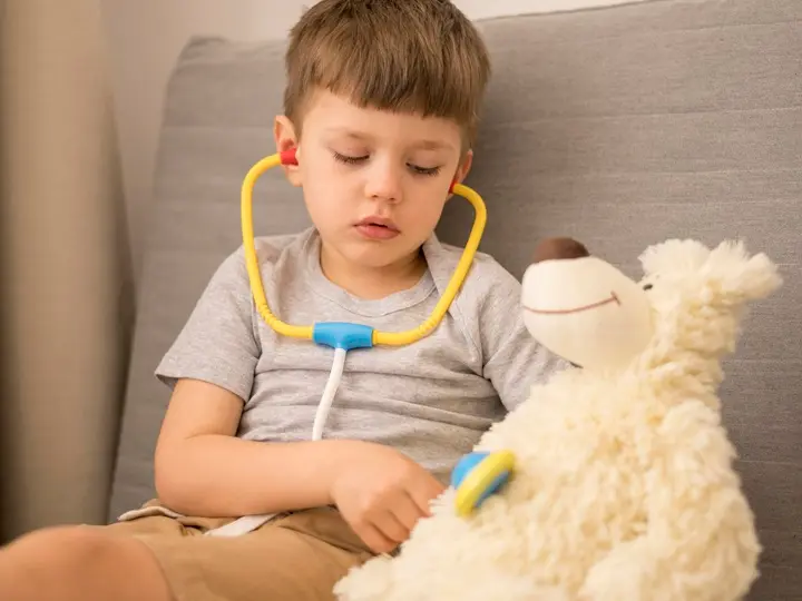 little-boy-with-tedy-bear-playing-1 Kawasaki-szindróma: Így gyógyítsd Szupertápanyagok 