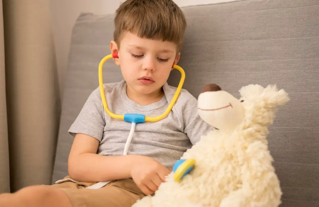 little-boy-with-tedy-bear-playing Hidegben gyakori a krupp - Előzd meg! Immunrendszer 