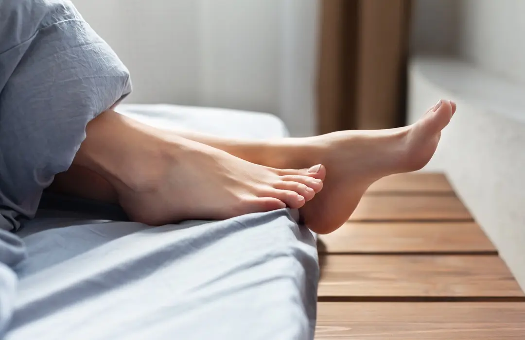 lying-bed-female-feet-blanket-bedroom Melyek a lábgomba okai télen és hogyan kezeld? Sejtvédelem 
