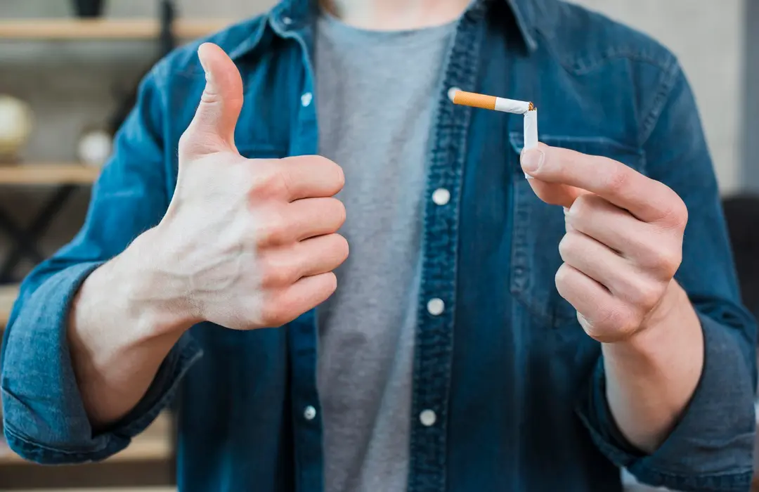 man-holding-broken-cigarette-showing-thumb-up-gesture Omega-3 és tápanyagok a leszokáshoz Méregtelenítés 