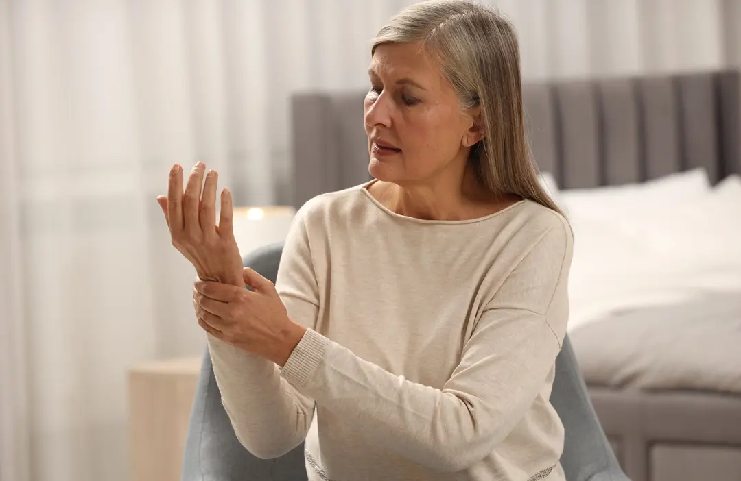 mature-woman-suffering-from-pain-hand-home-space-text-rheumatism-symptom 5 életmód tanács, ha  scleroderma gyötör Immunrendszer 