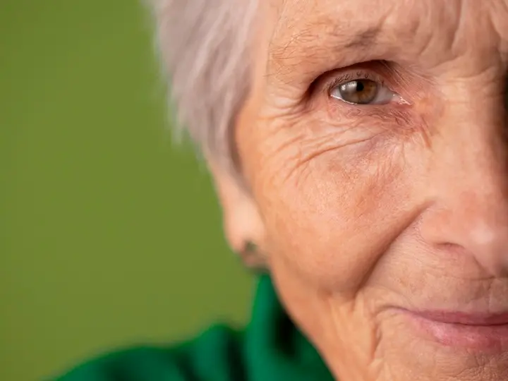 mature-woman-wearing-fashionable-clothing Időskori szembetegségek megelőzése Sejtvédelem 