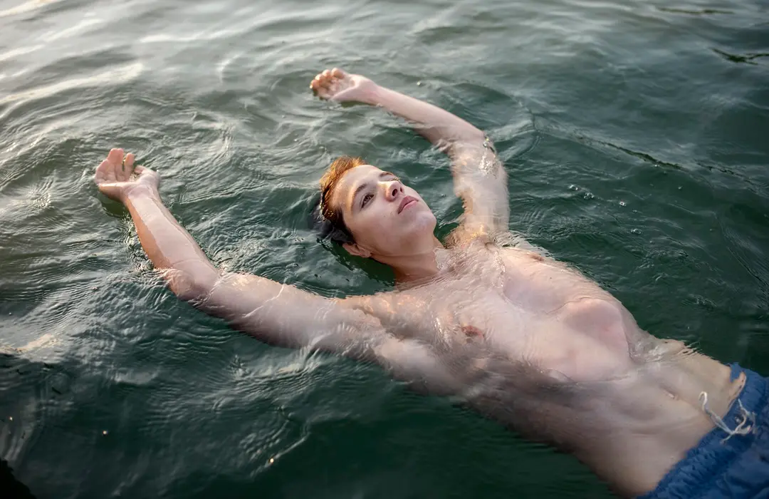 medium-shot-man-swimming-sea A hidegmerülés jótékony hatásai és immuntámogatás Immunrendszer 