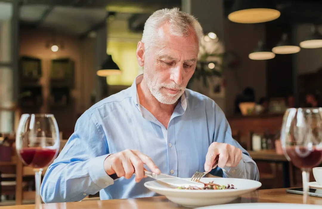 medium-shot-old-man-eating-restaurant Egészséges étrend időseknek Emésztés 