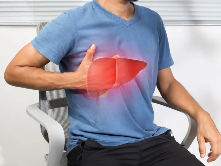 men-with-hepatitis-fatty-liver-problem A máj túlterhelés tünetei és a regeneráció Méregtelenítés 
