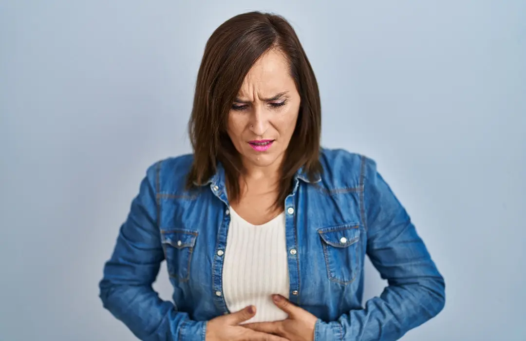 middle-age-brunette-woman-wearing-casual-denim-jacket-isolated-background-with-hand-stomach-because-indigestion-painful-illness-feel Hasnyálmirigy‐gyulladás természetes kezelése Emésztés 