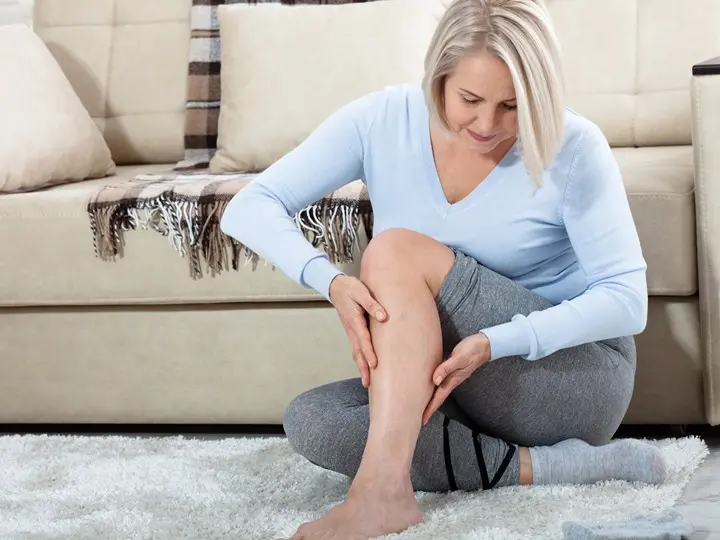 middle-aged-woman-suffering-from-pain-leg-home-1 Mi az a nehézláb-érzés? Mitől? Mit tehetünk? Fáradtság. kimerültség 