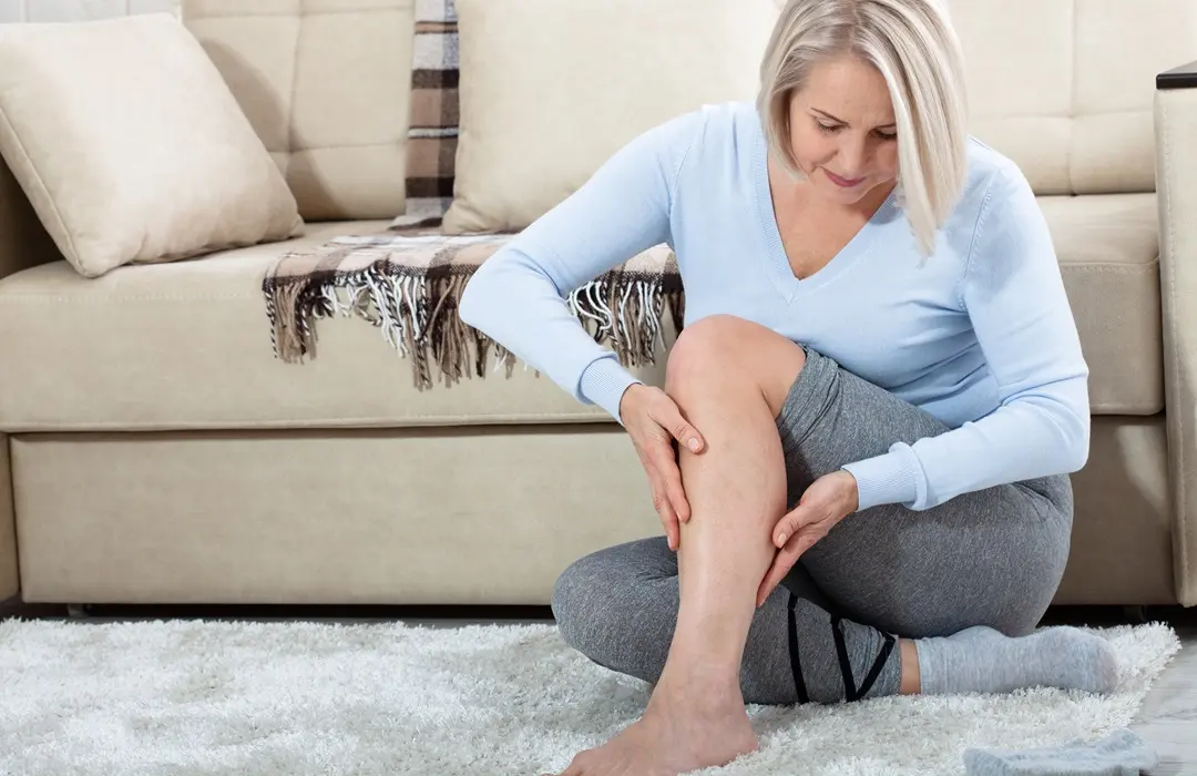 middle-aged-woman-suffering-from-pain-leg-home 5 életmód tanács, ha  scleroderma gyötör Immunrendszer 