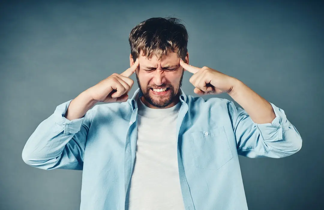 middleaged-man-holds-his-hands-his-head-concept-emotional-stress-crisis-problems ADHD tünetei és kezelése Mentális egészség 