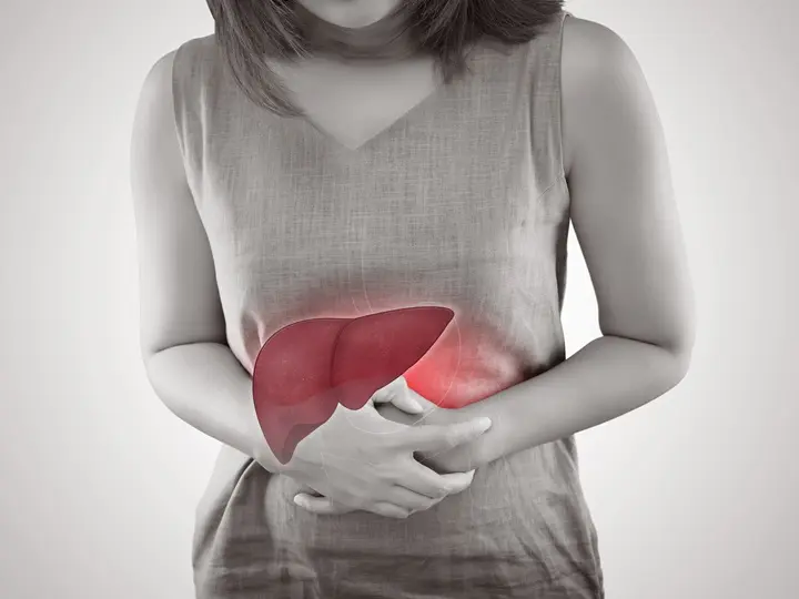 midsection-woman-suffering-from-stomach-pain-against-white-background Hogyan védekezhetünk a hepatitis ellen? Emésztés 