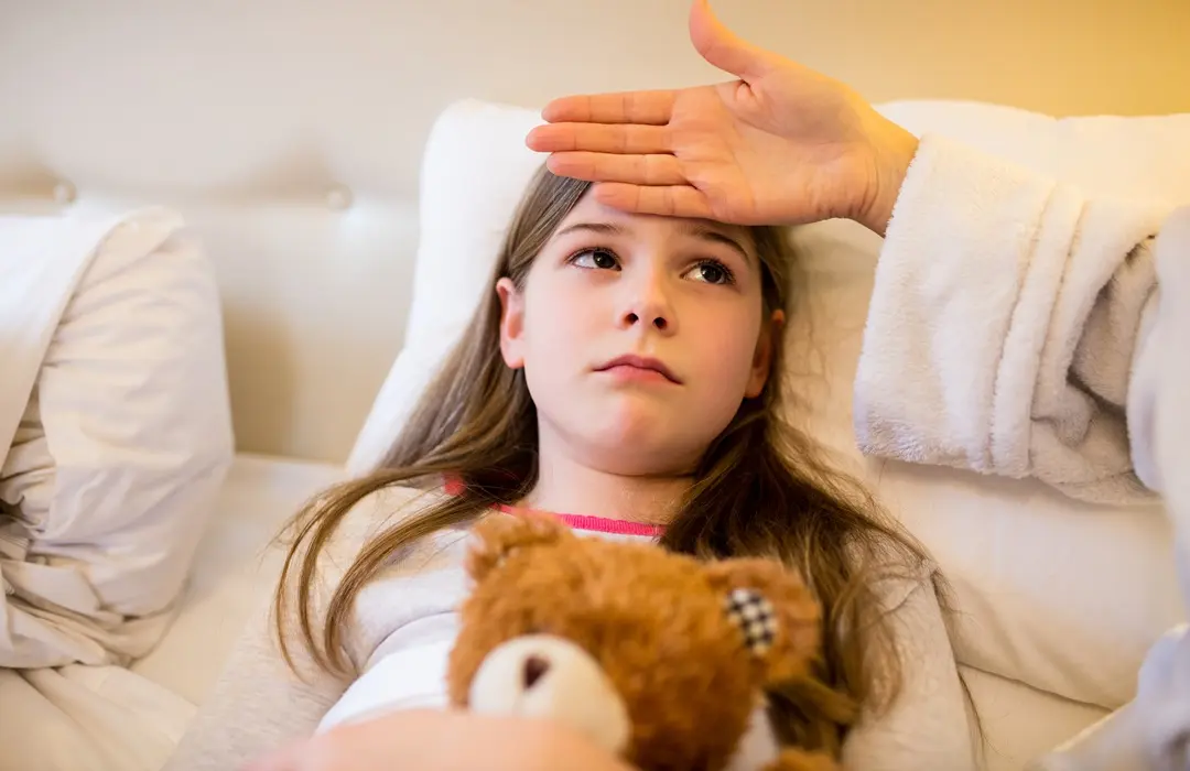 mother-checking-fever-her-daughter-bedroom Hidegben gyakori a krupp - Előzd meg! Immunrendszer 