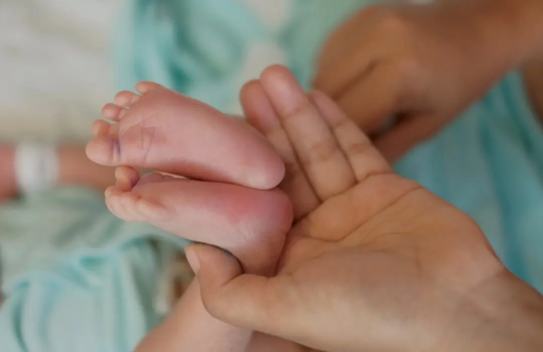 mother-holding-newborn-baby-feet Edwards-szindróma: Lényege és az életmód szerepe Idegrendszer 