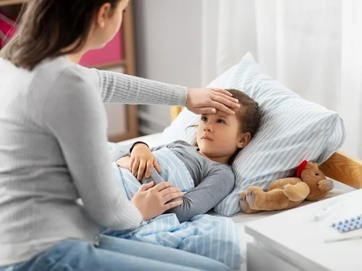 mother-measuring-temperature-sick-daughter Kawasaki-szindróma: Így gyógyítsd Szupertápanyagok 