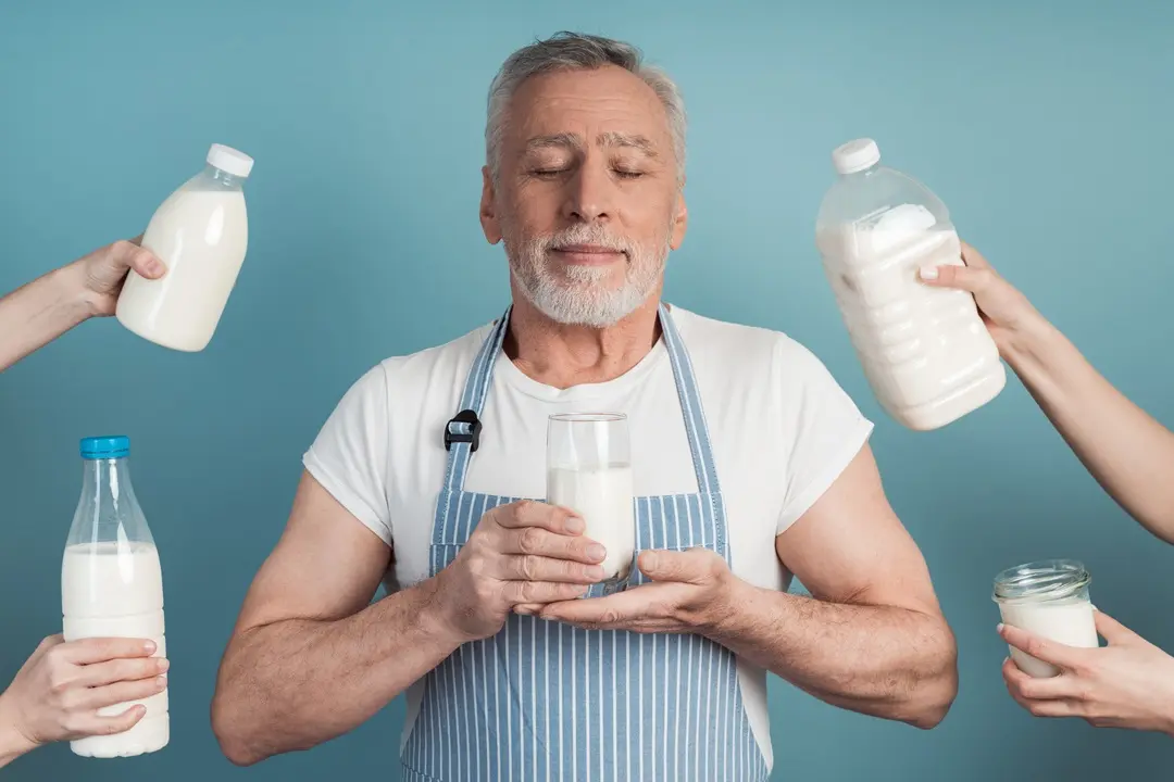 older-man-holds-glass-milk-his-hands Tejfogyasztás – igyuk vagy ne? Emésztés 