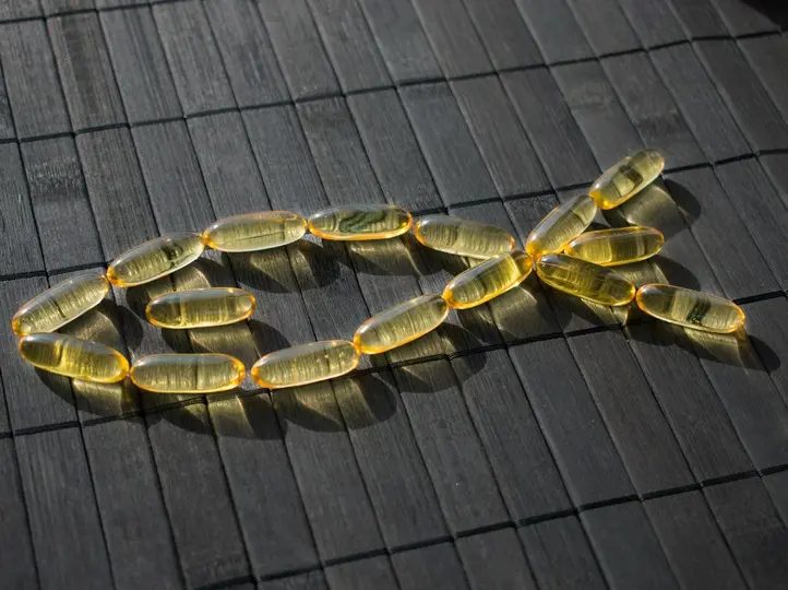 omega-3-oil-capsules-fish-shape-with-wooden-black-background-healthy-diet-concept Omega-3 + memória, koncentráció, hangulat Idegrendszer 