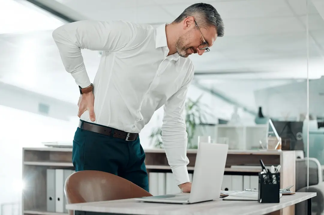 ooo-my-back-is-killing-me-shot-mature-businessman-standing-alone-his-office-suffering-from-backache Természetes gyulladáscsökkentők ülőidegzsábára Ízületek és izmok 