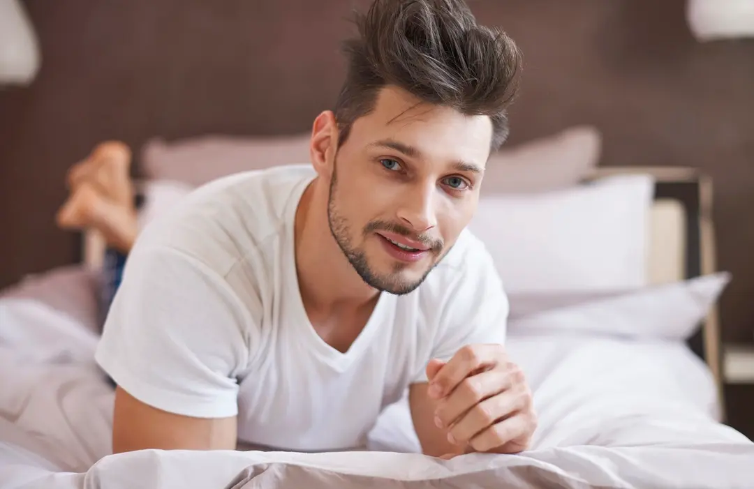 pensive-man-relaxing-his-cosy-bedroom Hogyan fokozhatod a férfi termékenységet? Hormontámogatás 