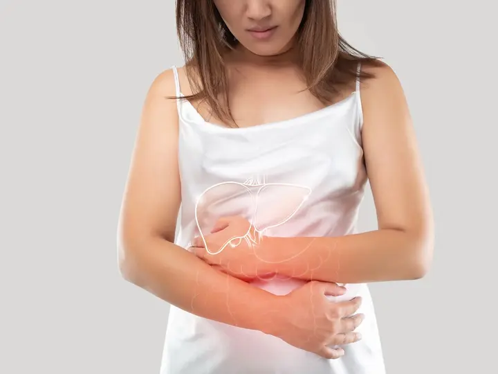 photo-liver-woman-s-body-against-gray-background-hepatitis-space-left-side-concept-with-healthcare-medicine A máj túlterhelés tünetei és a regeneráció Méregtelenítés 