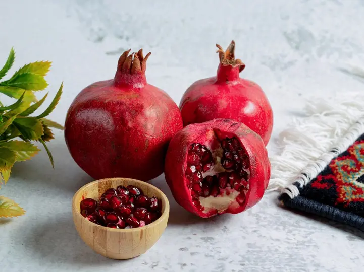 pomegranate-seeds-with-whole-sliced-pomegranates-grey-wall A gránátalma szerepe a változatos étrendben Szupertápanyagok 