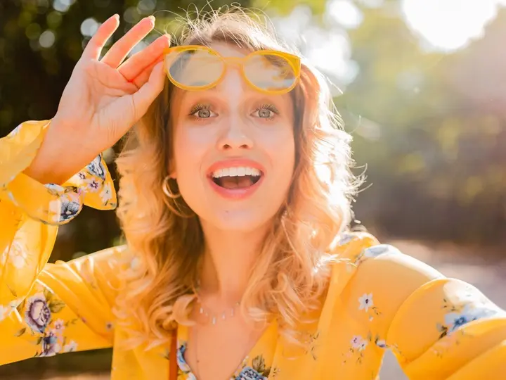 portrait-beautiful-blond-stylish-smiling-woman-yellow-blouse-wearing-sunglasses-making-selfie-photo Napsütéses időben is kell a D-vitamint pótolni? Szupertápanyagok 