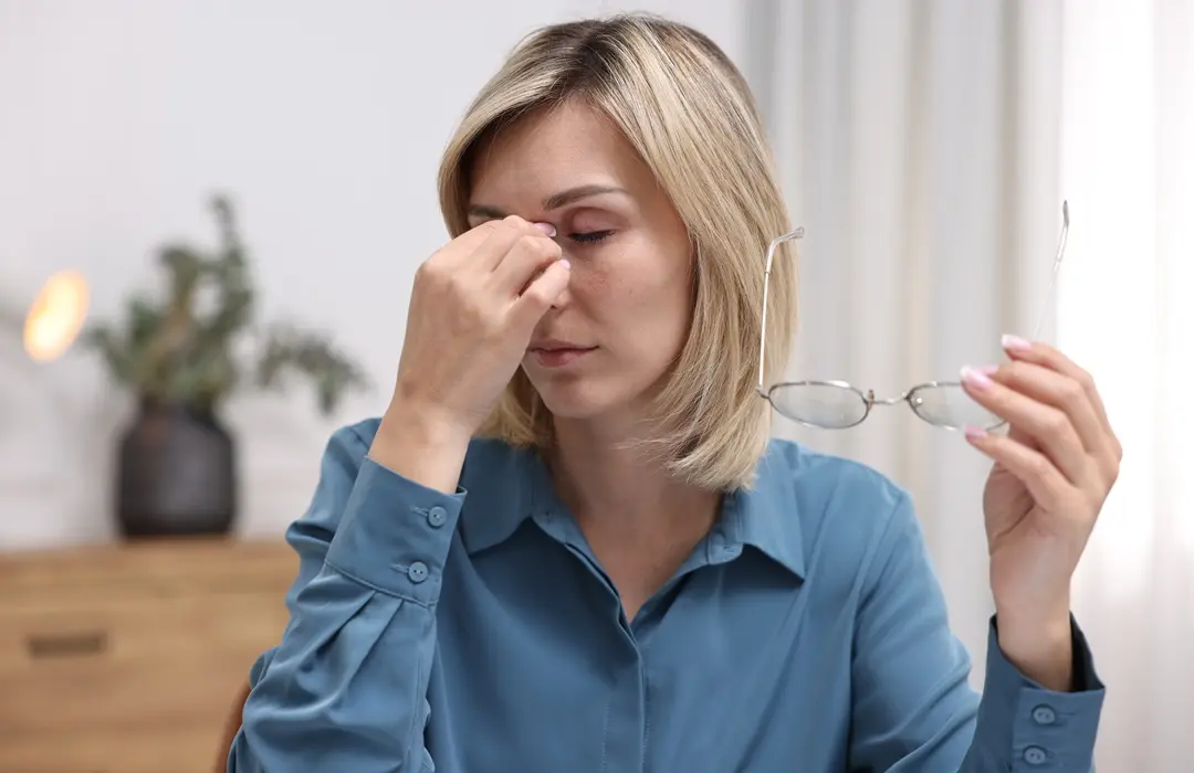 portrait-overwhelmed-woman-with-glasses-home Sjögren-szindróma: mit tehetsz a szem- és szájszárazság ellen? Sejtvédelem 