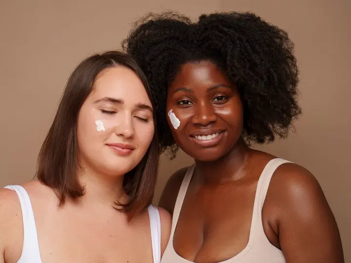 portrait-plus-size-women-doing-their-beauty-regimen-skincare-routine Természetes UV-védelem belülről, tápanyagokkal Sejtvédelem 