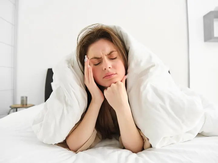 portrait-woman-rolled-blankets-bed-frowning-feeling-unwell-has-hangover-headache_1 Másnaposság ellen házilag: 6 természetes módszer Méregtelenítés 