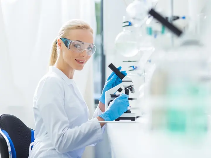 professional-study-delighted-nice-female-biologist-sitting-front-microscope-smiling-while-doing-her-job Hisztamin intolerancia: Tünetek, okok és diéta Emésztés 