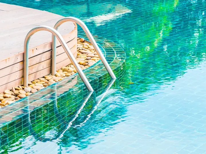 quiet-swimming-pool-with-reflects201 Agyevő amőba: Tünetek, terjedés és védekezés Sejtvédelem 