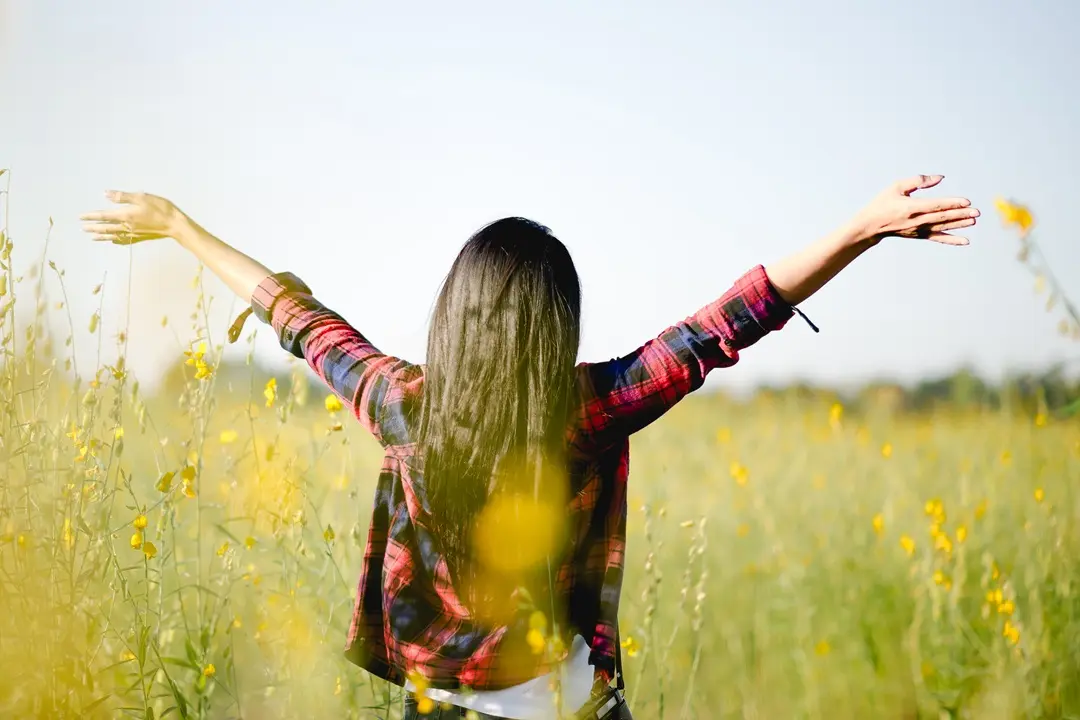 rear-view-woman-with-arms-outstretched-standing-field Immuntámogató cselekvési terv 5 pontban! Immunrendszer 