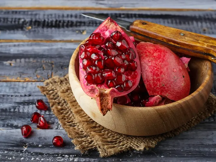 ripe-dissected-pomegranate-wooden-bowl A gránátalma szerepe a változatos étrendben Szupertápanyagok 