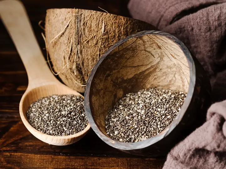 rustic-wooden-spoon-bowl-with-seeds Fogyj chia maggal! Támogatás a diétához Testsúlycsökkentés 