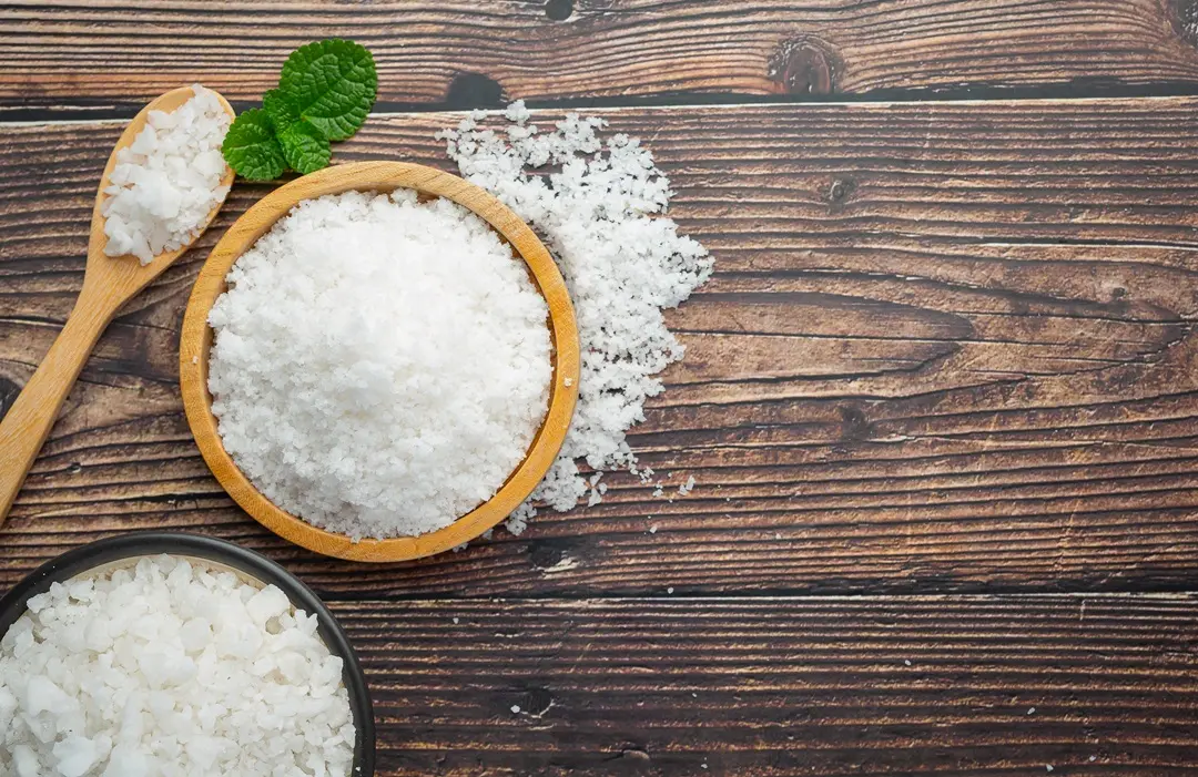 salt-wooden-small-plate Ereszd el a felesleges vizeket! Hormontámogatás 