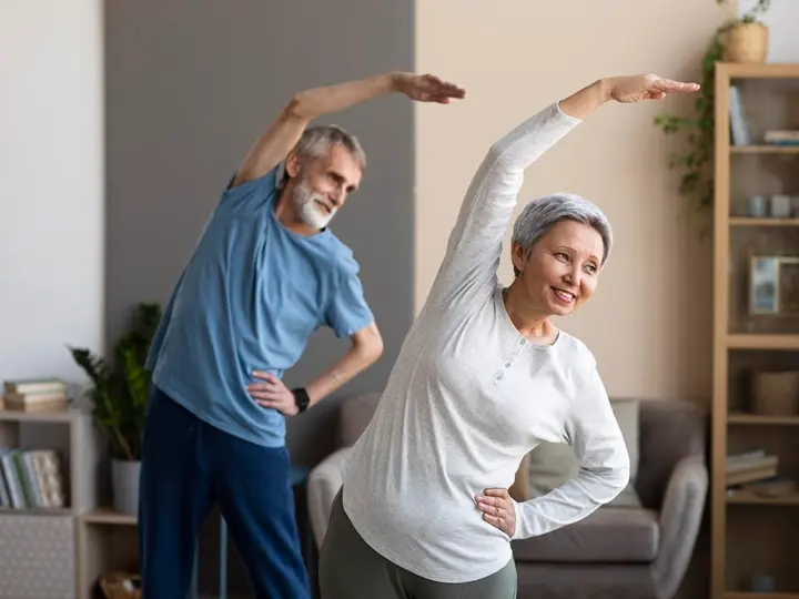 senior-couple-exercising-home Időskori csonttörések megelőzése tápanyagokkal Szupertápanyagok 